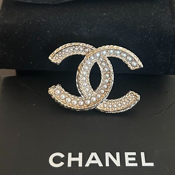 Chanel Pearl Matte Gold Tone CC Logo Brooch - Picture 1 of 11